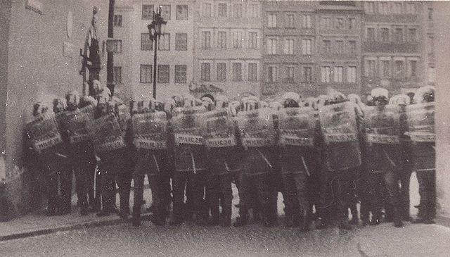 Represje w historii Polski - jak wpłynęły na ludzi, rodziny i całe społeczeństwo?